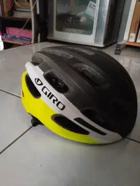 Helm Sepeda GIRO – Ringan, Nyaman & Aman