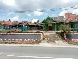 Disewakan per tahun rumah besar dengan parkiran dan halaman yang luas