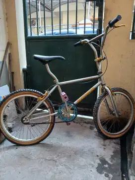 Sepeda Bmx untuk anak ukuran 20