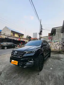 Toyota fortuner VRZ 2.8 GR SPORT AUTOMATIC 2022 Hitam