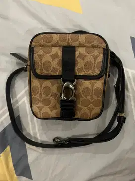 tas slempang pria coach