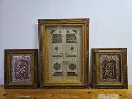 Lukisan kuningan timbul pintu kabah, Alloh dan Muhammad