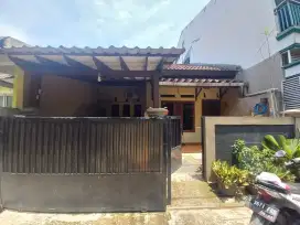 Di sewakan rumah sangat strategis semi furnish 200m ke pt tol cibinong
