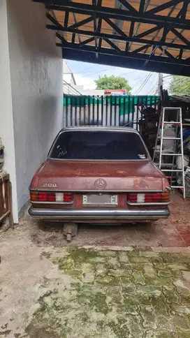 Mercedes-Benz W123 200 2.0 MT Klasik Langka (mati, u/ direstorasi)