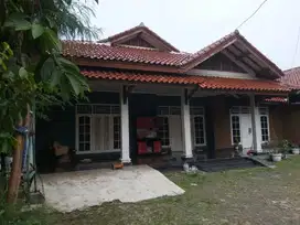 Rumah dengan Halaman Luas di Jatibening, Pondok Gede, Bekasi