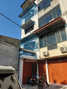 Ruko besar rapi. cocok untuk gudang konveksi di Benda Kemayoran