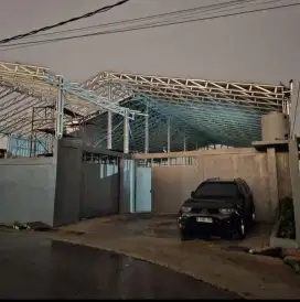 Pemasanggan gudang rangka baja ringan atap spandek polos