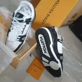 Sepatu pria Louis Vuitton
