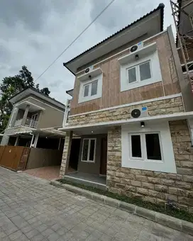 DIJUAL RUMAH MODERN 2 LANTAI SIAP HUNI DI NGAGLIK, DEKAT KAMPUS UII