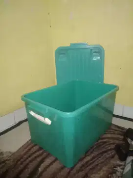 Kondisi mulus! Dijual container box second 55liter.