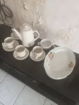 Porclen China Jadul Teko,4 Cangkir,1 Tempat Gula,3 Lodor.