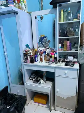 LEMARI RAK KACA BONUS MEJA HIAS