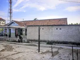 Di jual rumah sangat strategis. Dekat RSi. SMK Dan fasum lainnya.