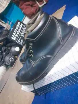 Sepatu yongki komaladi