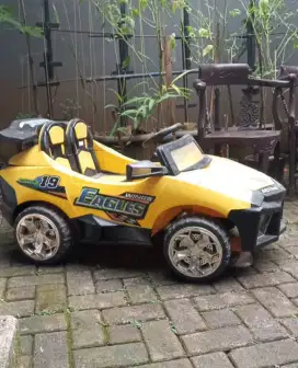 Di jual mobilan anak. Pake aki