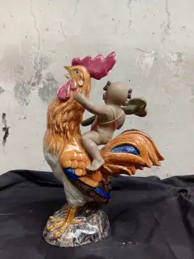 Ptg bocah kecil naik ayam jago bhn keramik