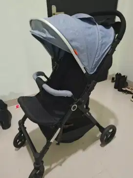 Stroller bayi atau kereta bayi