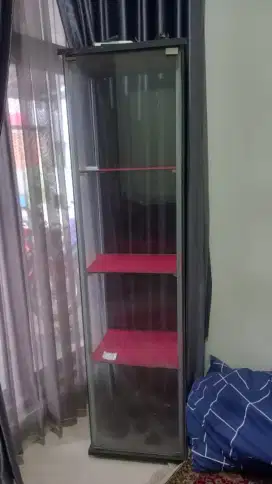 Lemari kaca bekas