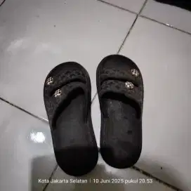 Sendal wanita warna hitam