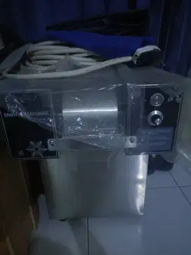 Mesin pembuat es salju