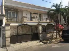 DIJUAL RUMAH DHARMAHUSADA INDAH BARAT MURAH BAGUS TERAWAT ROW LEBAR
