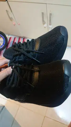 Sepatu Lari Mills