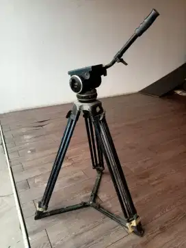Fluid head tripod 100
