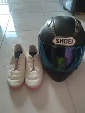 Jual helm sama sepatu futsal