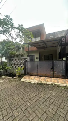 Rumah Cantik Siap Huni Depan Taman di Nusa Loka BSD