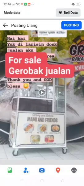 Gerobak jualan aneka jajanan