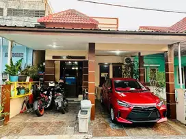 DIJUAL / DI SEWAKAN RUMAH 2 LT TAMAN ROYAL 2