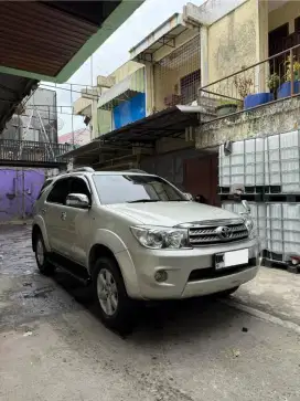 Fortuner 2.5 G diesel automatic Tahun 2010