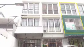 Ruang Kantor Satu lantai Dalam Ruko Fasilitas Lift, Di Kawasan Strateg