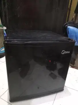 KULKAS MINI MIDEA HITAM MULUS BEKU