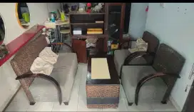 Sofa anyaman dan meja
