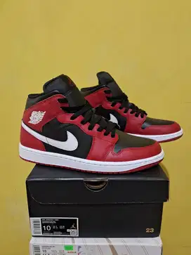 Air Jordan 1 Mid Black White Gym Red Size : 44, 28 cm