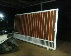 Gerbang kayu ulin