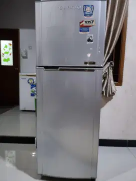 Dijual kulkas 2 pintu toshiba