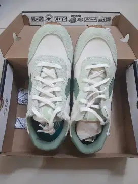 Sepatu converse omega