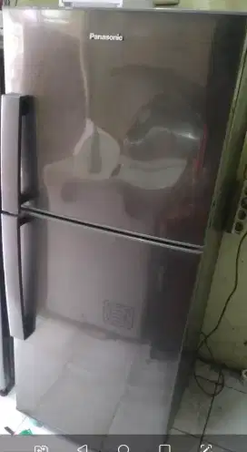 Kulkas 2 Pintu Panasonic (NR-229) Kondisi Bagus dan Siap Pakai