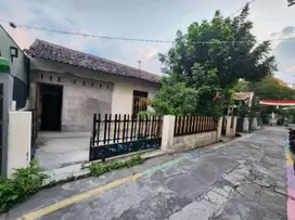 rumah lama hitung tanah dekat mall solosquare luas 150m