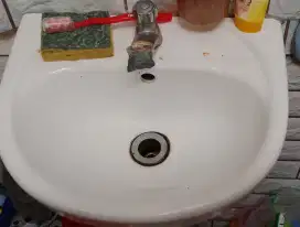 Wastafel putih bersih