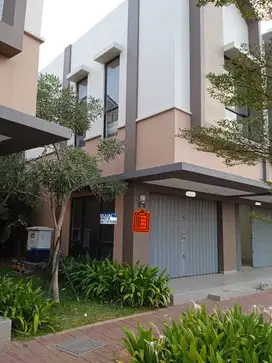 Dijual rumah 2 lantai posisi hook, free parking di Fedora Park Suvarna