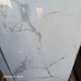 granit 60x60cm putih corak grey bekas dinding kamar mandi