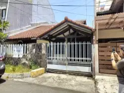 Rumah lama 1 lantai dekat kawasan  dekat jalur lrt