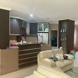 rumah pinggir jalan cocok untuk klinik atau kost.