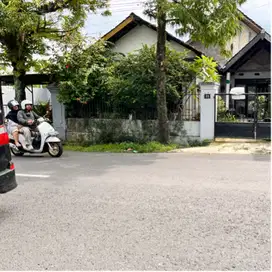 Rumah Pinggir Jalan Utama Gebang Dekat Alun Alun