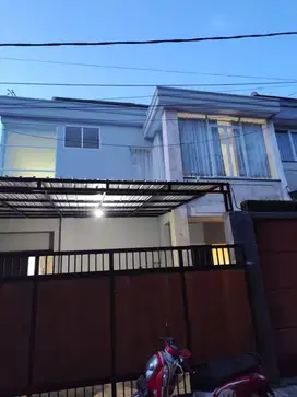 DIJUAL RUMAH SEMI VILLA LANTAI 2 LOKASI DENPASAR TIMUR