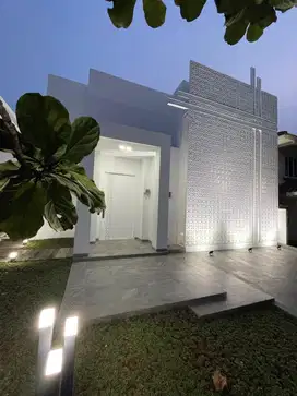 Rumah Dua Lantai Siap Huni dengan Kolam Renang di Lippo Cikarang