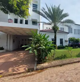 Rumah luas 450m2, bagus, sejuk di Kemang Pratama Regency